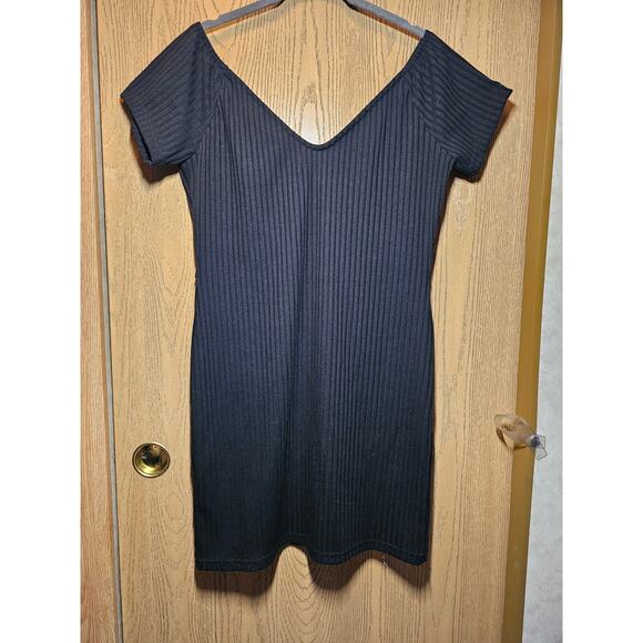 BLACK XL LU NYC DRESS. RIBBED WITH FAUX SNAP DETAIL DOWN FRONT. DEEP V-NECK. - Picture 2 of 4